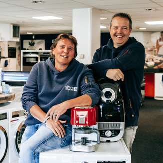 Richard en Dinie in de showroom van Altena Witgoed